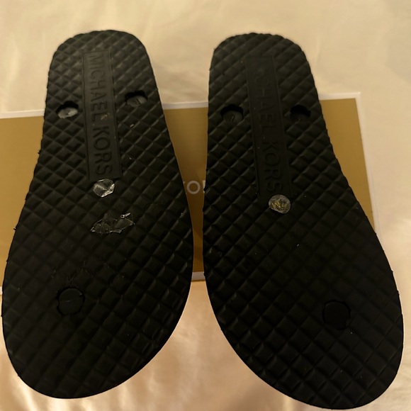 MICHAEL KORS MSRP $69.99 WOMEN'S BLACK FLIP FLOPS SANDALS SIZE 7 - Picture 2 of 2